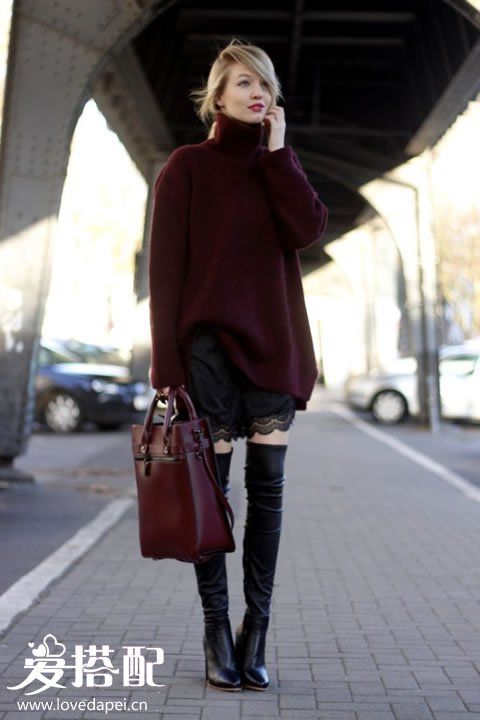 酒红色高领针织裙、包包+黑色过膝长靴
